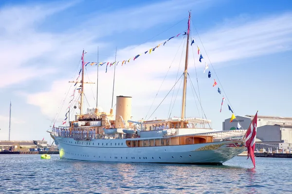 Jacht jest oczekiwanie na królowej Danii — Zdjęcie stockowe
