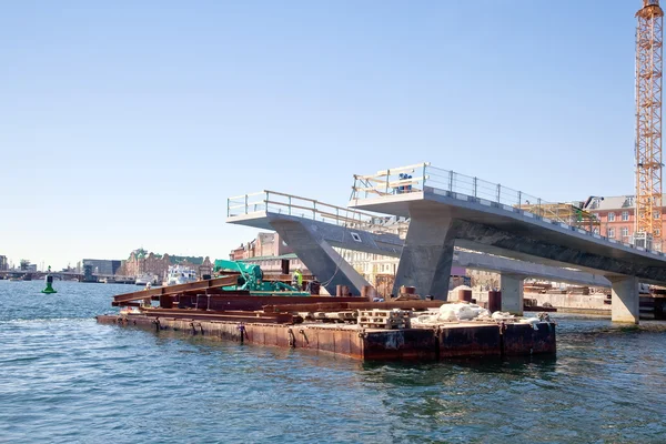 Bouw van brug is in stad Kopenhagen — Stockfoto