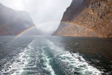 Sognefjord. Gökkuşağı sonra geriye