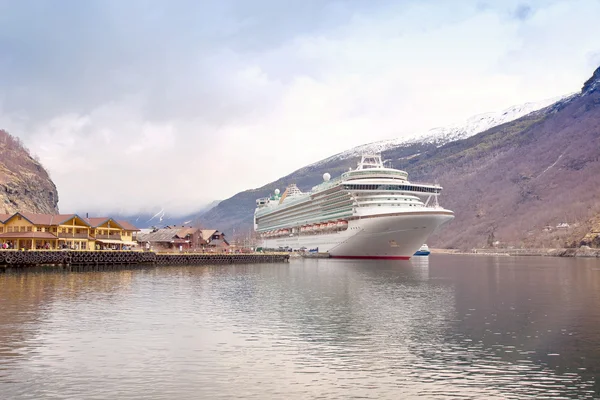 Schiff im Fjord Sognefjord — Stockfoto