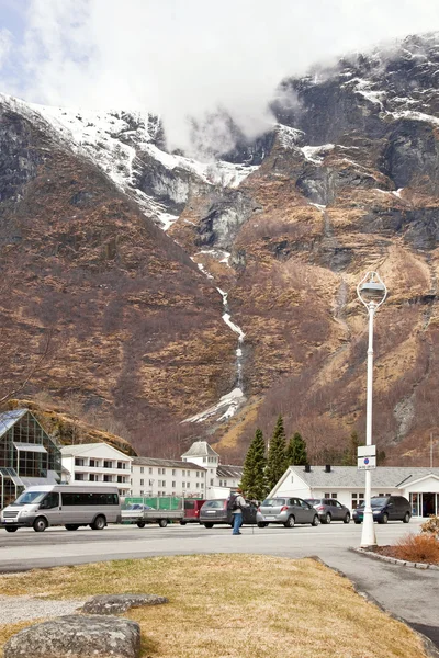 Dorf liegt im Fjord Sognefjord — Stockfoto