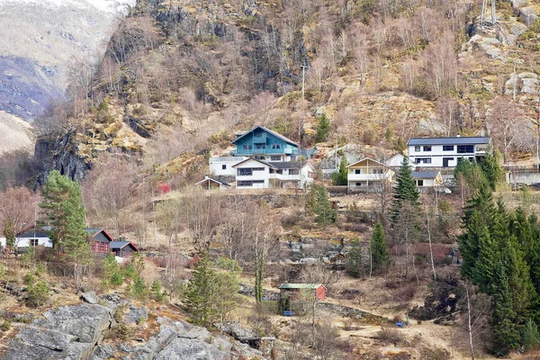 Nederzetting op de helling van rots in sognefjord — Stockfoto