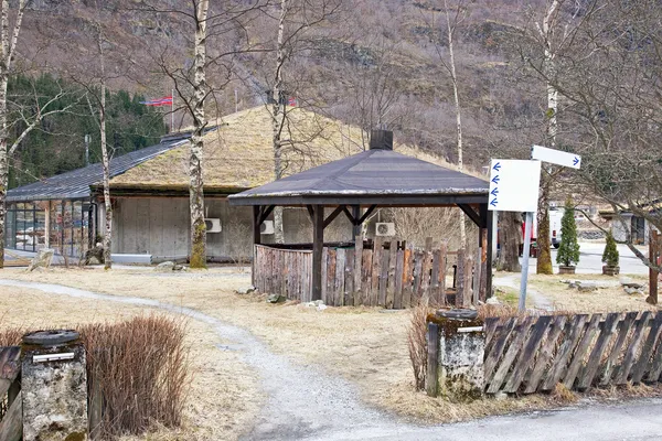 Dorp van gudvangen. een huis is in nationale tradities — Stockfoto