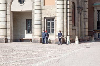 Kraliyet Sarayı yakınında muhafız değişen. İsveç. Stockholm