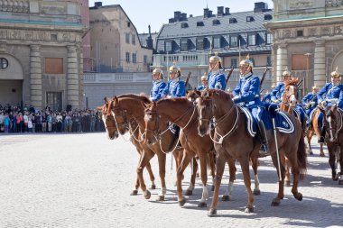 Kraliyet Sarayı yakınında muhafız değişen. İsveç. Stockholm