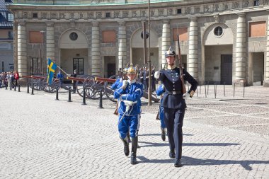 Kraliyet Sarayı yakınında muhafız değişen. İsveç. Stockholm