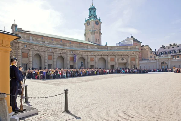 Byte av vakten nära Kungliga slottet. Sverige. Stockholm — Stockfoto