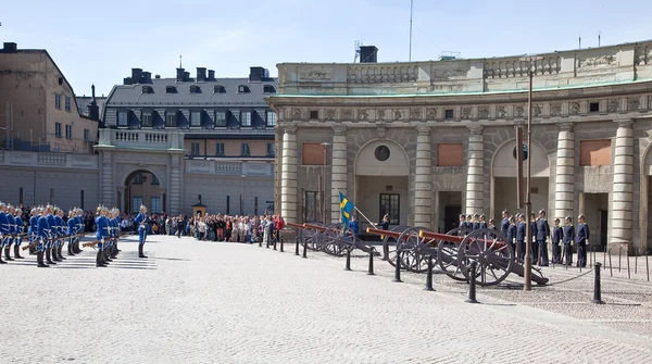 Cambio de guardia cerca del palacio real. Suecia. Estocolmo — Foto de Stock