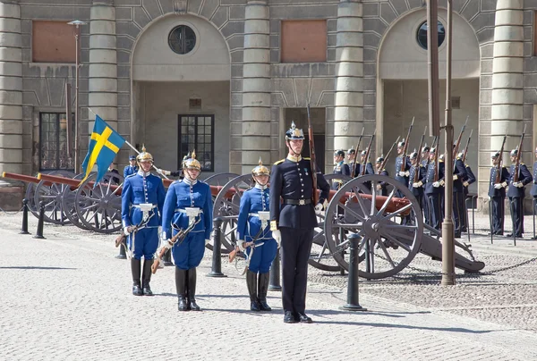 Byte av vakten nära Kungliga slottet. Sverige. Stockholm — Stockfoto