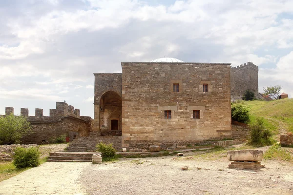 Генуэзская крепость. Храм с аркадой — стоковое фото