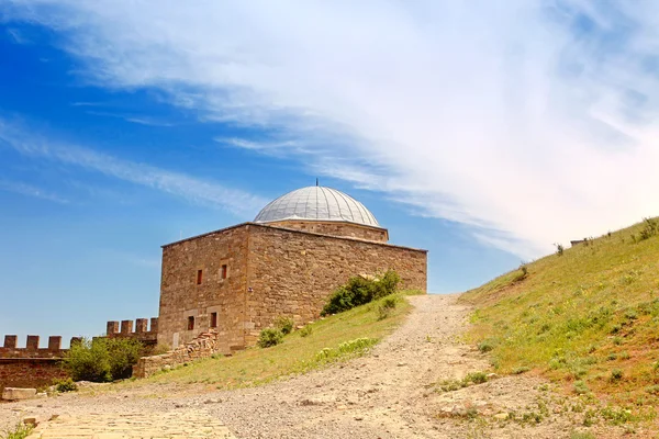 Fortezza genovese. Tempio con porticato — Foto Stock