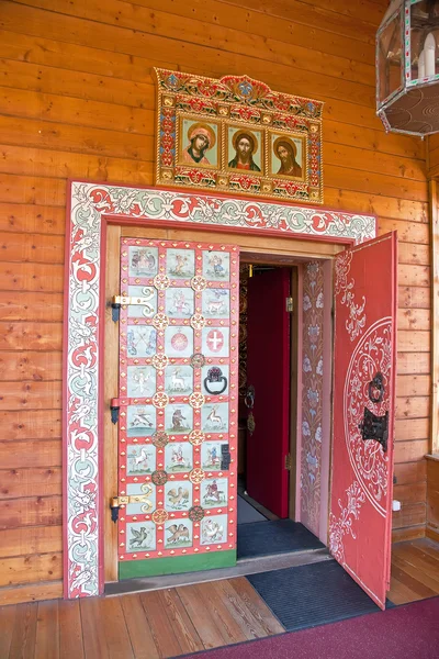 Palace of tsar of Aleksey Mikhailovich Romanov. Door with the pr — Stock Photo, Image