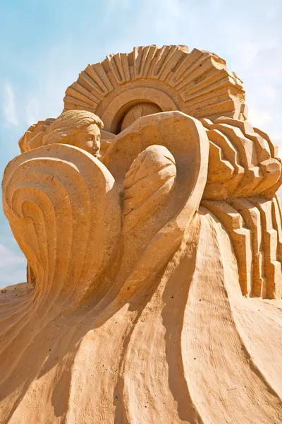 Escultura efímera de arena. El amor materno — Foto de Stock
