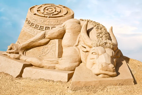 沙子的激愤雕塑。忒修斯和 minotau 的故事 — 图库照片