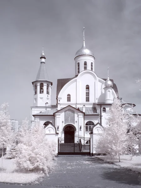 Templo. Cidade Reutov. Fotografia infravermelha — Fotografia de Stock