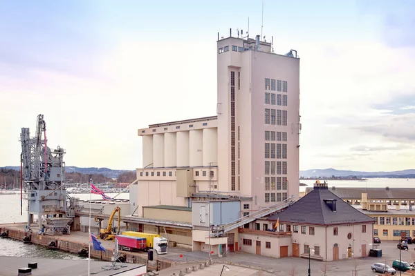 Ascensor de grano en el puerto — Foto de Stock