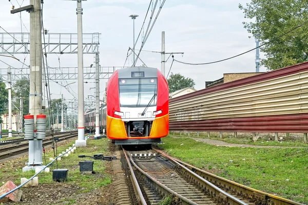 Linia kolejowa elektryczny pociąg — Zdjęcie stockowe