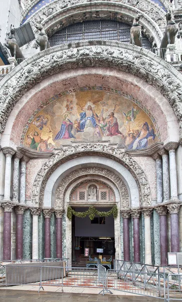Kathedrale von Saint Mark. Mosaik der Fassade. Erscheinung Christi — Stockfoto