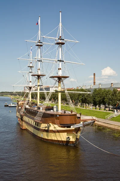 Ship on the river Volkhov — Stock Photo, Image