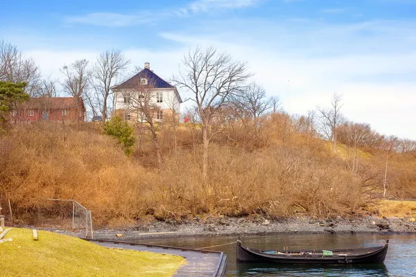 Cottage on a hill — Stock Photo, Image