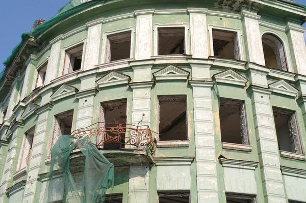 Old collapsing house — Stock Photo, Image