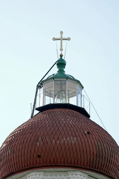 Koepel van de Orthodoxe tempel met een kruis en de vuurtoren — Stockfoto