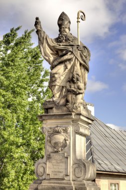 charles Köprüsü'nde antik heykel. Prag. Mübarek Aziz Ağustos