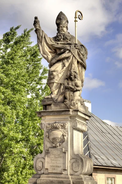 Antigua escultura en el Puente de Carlos. Praga. Beato San Ago —  Fotos de Stock