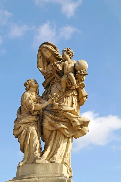 Antigua escultura en el Puente de Carlos. Praga. Santa Ana... —  Fotos de Stock