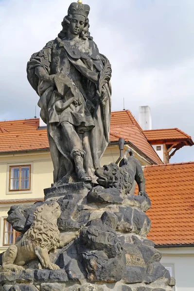 Antigua escultura en el Puente de Carlos. Praga. San Vito —  Fotos de Stock