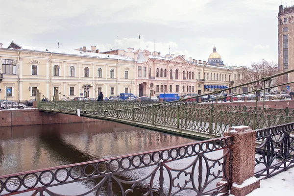 Ponte Pochtamtsky através do rio Moyka. São Petersburgo — Fotografia de Stock