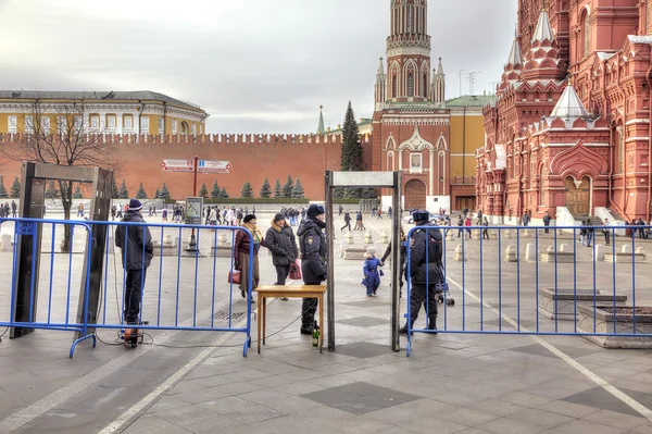 Staden Moskva. inspektion av medborgarna vid ingången till röda sq — Stockfoto