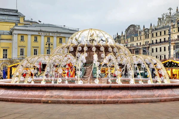 Fontaine d'hiver sur la place du Théâtre — Photo