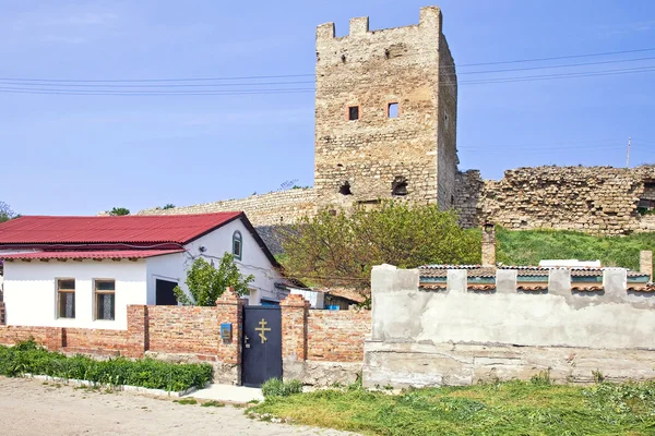 Fortaleza genovesa y edificio de la iglesia están en Teodosia — Foto de Stock