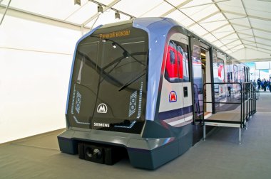 nuevo carro para pasaje subterráneo