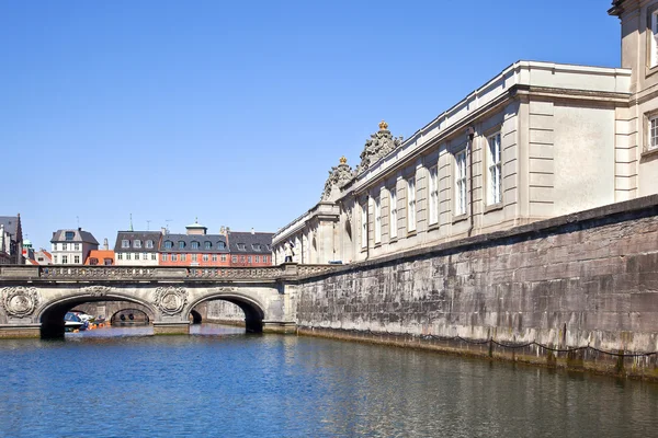 Kanalen zijn in stad Kopenhagen — Stockfoto