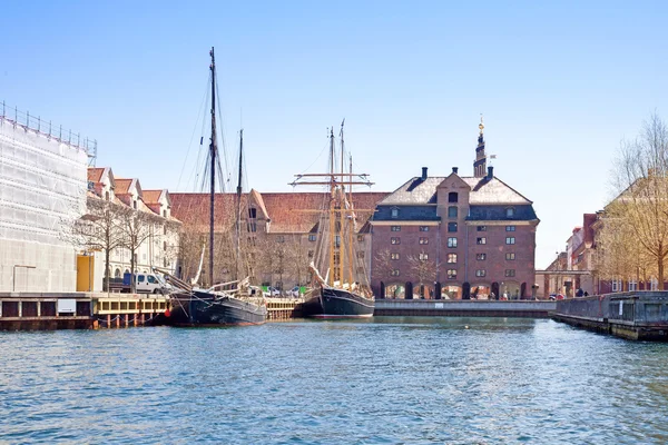 Kanalen zijn in stad Kopenhagen — Stockfoto