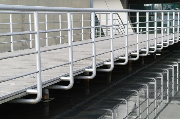 Passerelle sur la piscine — Photo