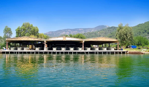 Restaurant auf dem Wasser — Stockfoto