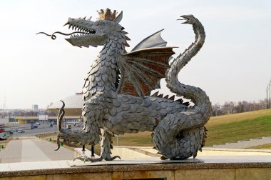 Şehrin arması ejderhadan kazan