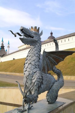 Şehrin arması ejderhadan kazan