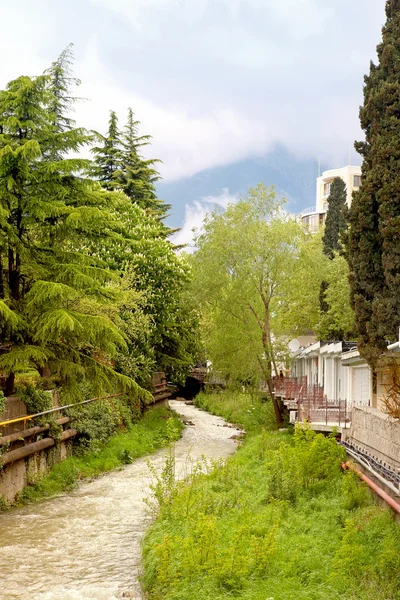 Cidade Yalta, pequena cachoeira do rio — Fotografia de Stock