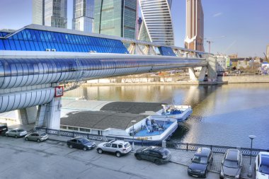 Modern alışveriş yaya köprüsü üzerinde nehir moskva