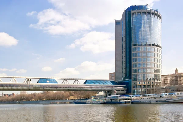 Moderne winkelen voetgangersbrug over de rivier de moskva — Stockfoto
