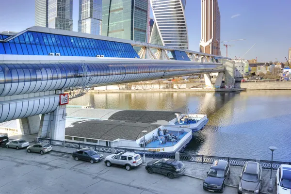 Modern shopping footbridge over the River Moskva — Stock Photo, Image