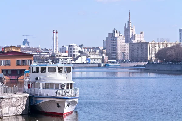Stedelijk landschap. de rivier Moskva — Stockfoto