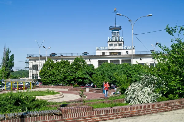 キエフ。川の駅に近い広場します。 — ストック写真