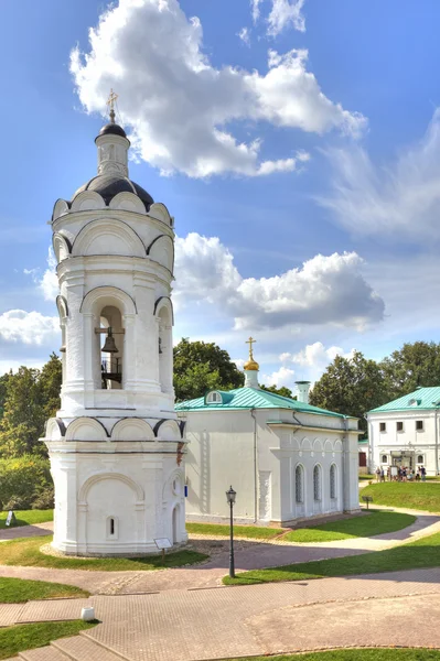 Перетворені відновлена церква Святого Георгія в на kolomenskoye — стокове фото