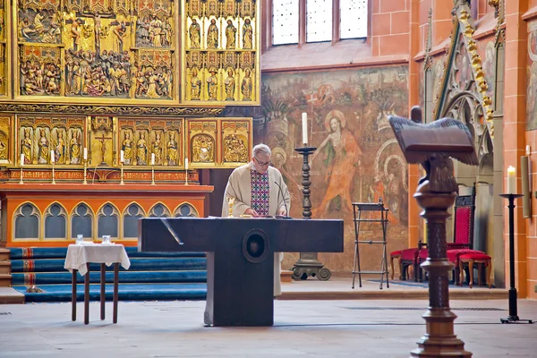 Le culte divin est dans la cathédrale impériale de saint Barthélemy — Photo