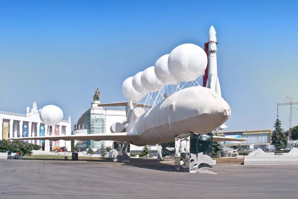 VDNKh, vliegtuig van Yak-40. Laatste poging om omhoog te vliegen — Stockfoto